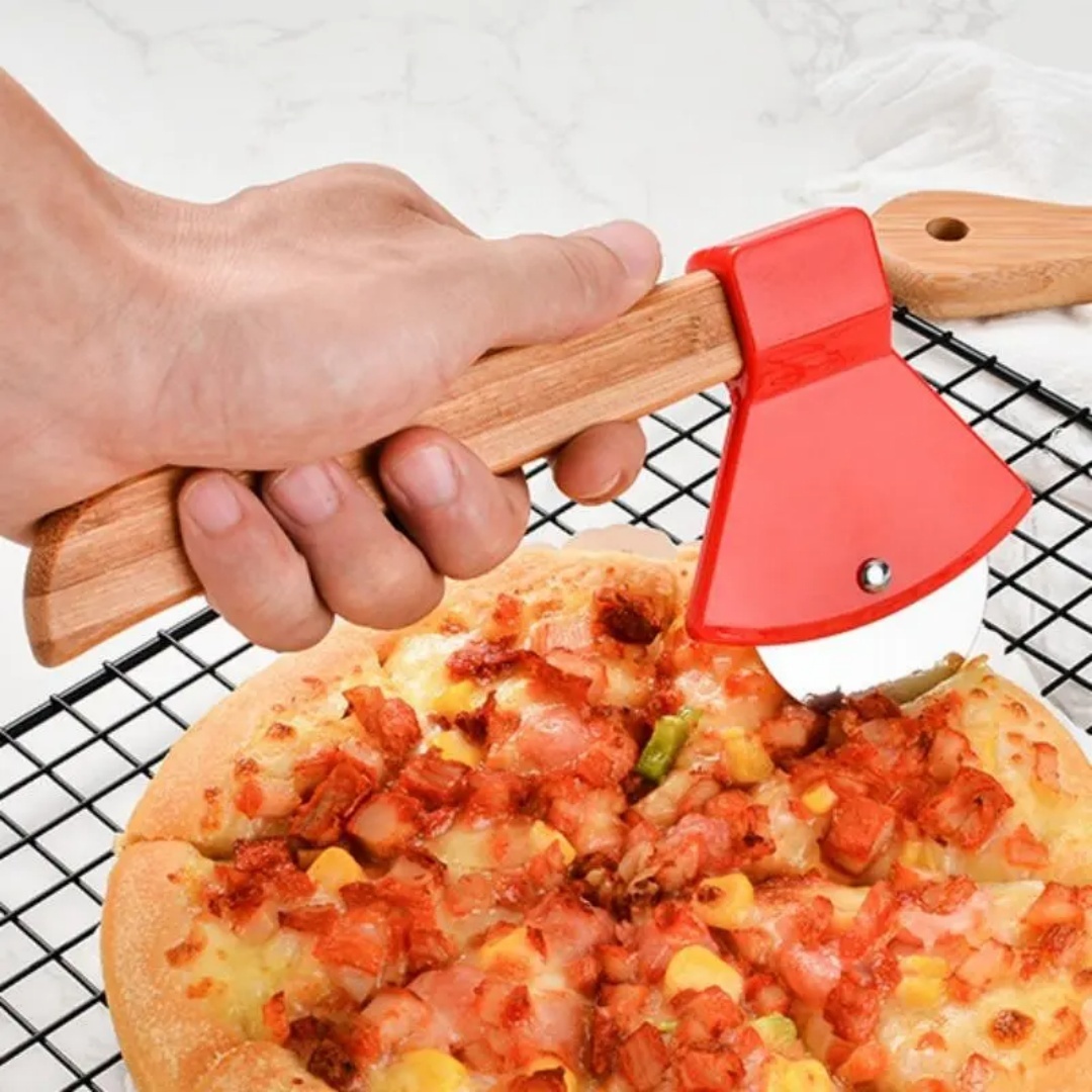 Kitchen Gadgets For Dad - 面白い＆クールな斧型ピザカッター - ユニークな男性用お父さん向けツール、スチール製丸鋸、ホイールブレードナイフ用プラスチックカバー＆竹製ハンドル付き - かわいいキッチンガジェット、ノンスティック加工のスライサーアクセサリー